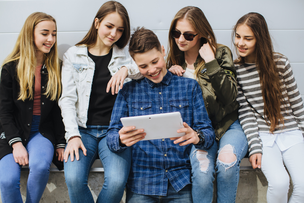 tehnologie adolescenti